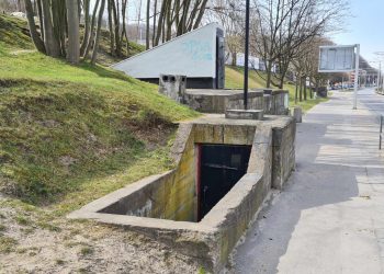 Wejście do schronu z okresu II Wojny Światowej przy ulicy Morskiej