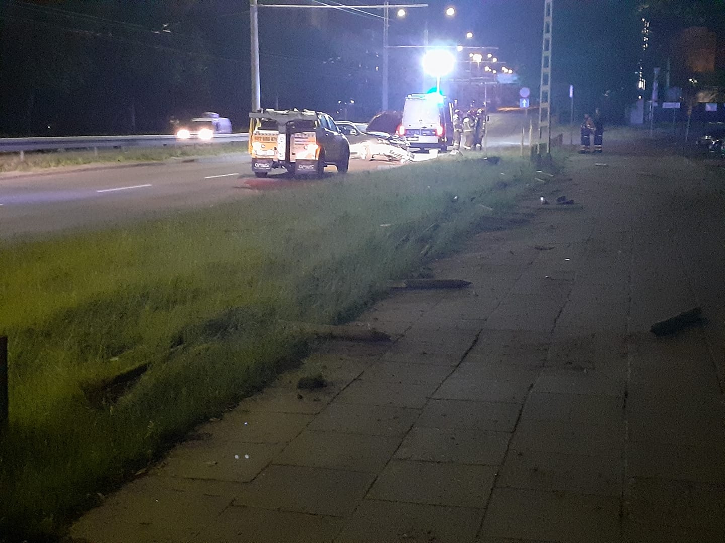 Nocny rajd na ulicy Morskiej zakończył się wypadkiem: kierowca i pasażerowie zbiegli z miejsca zdarzenia.